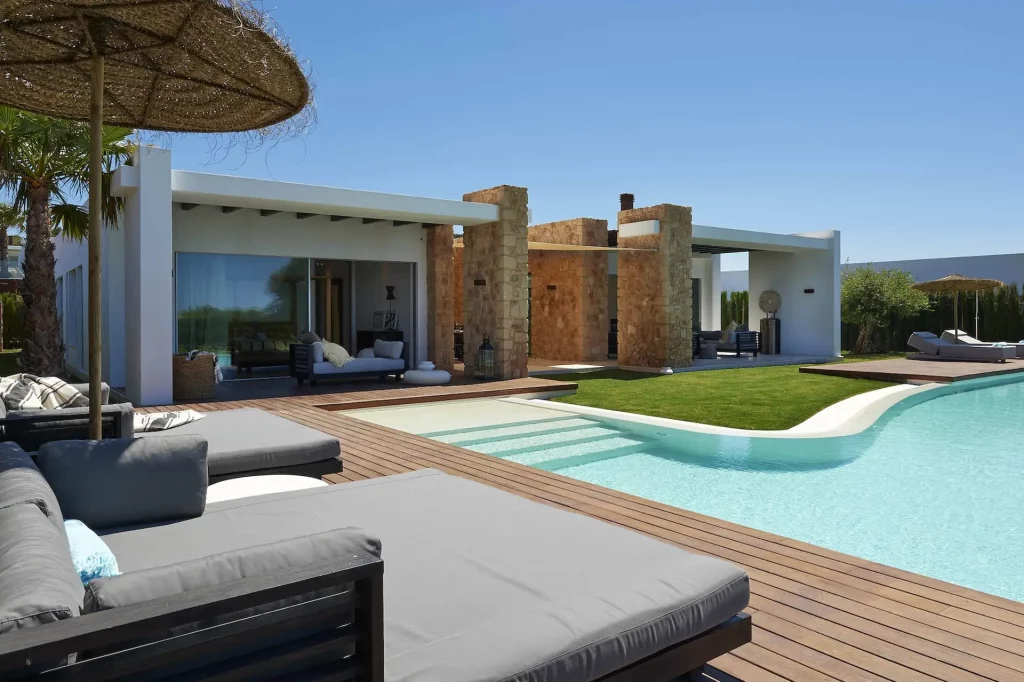 Facade and architecture of Villa Luta in Cala Conta gated community