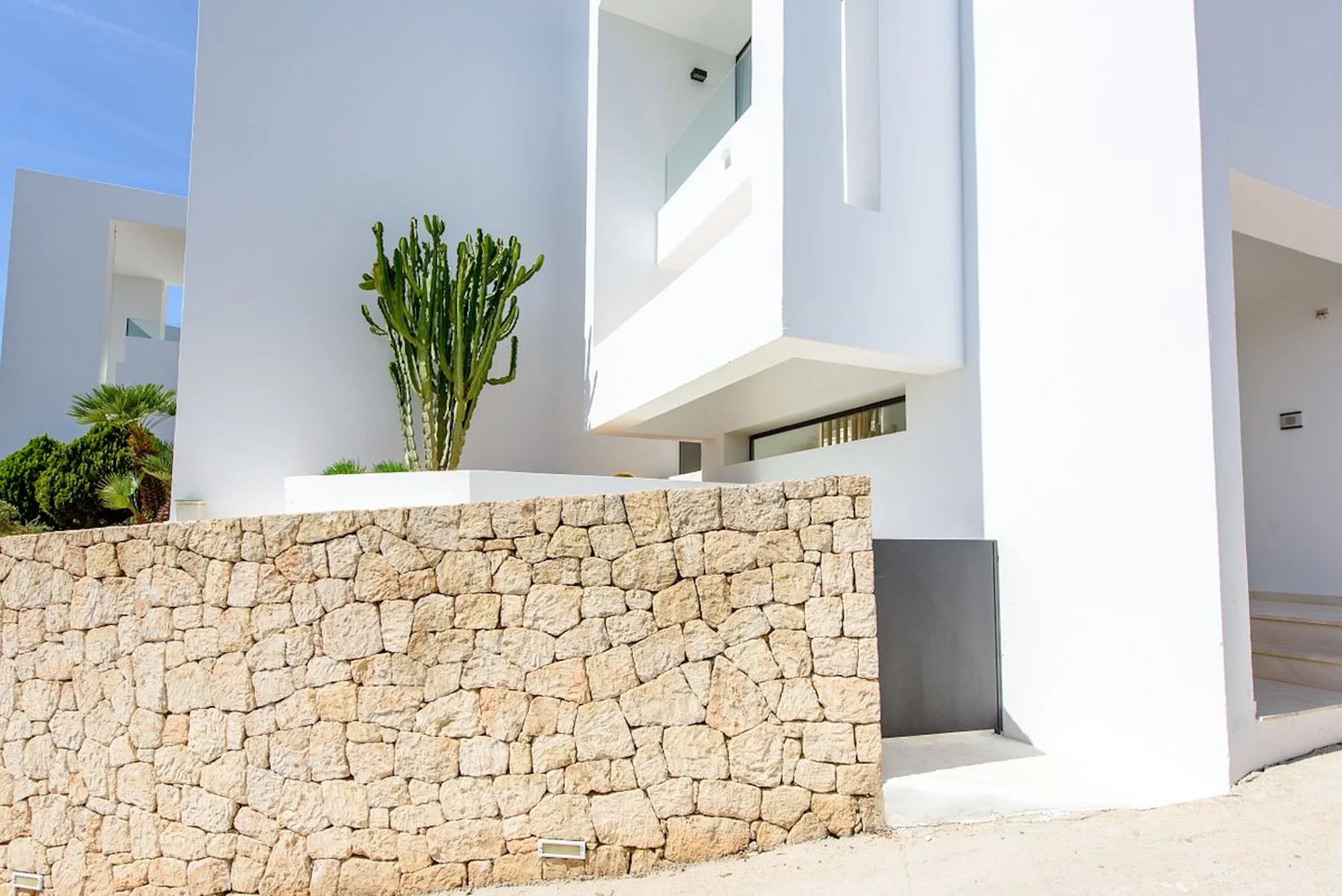 Natural textures and stone walls in modern contrast
