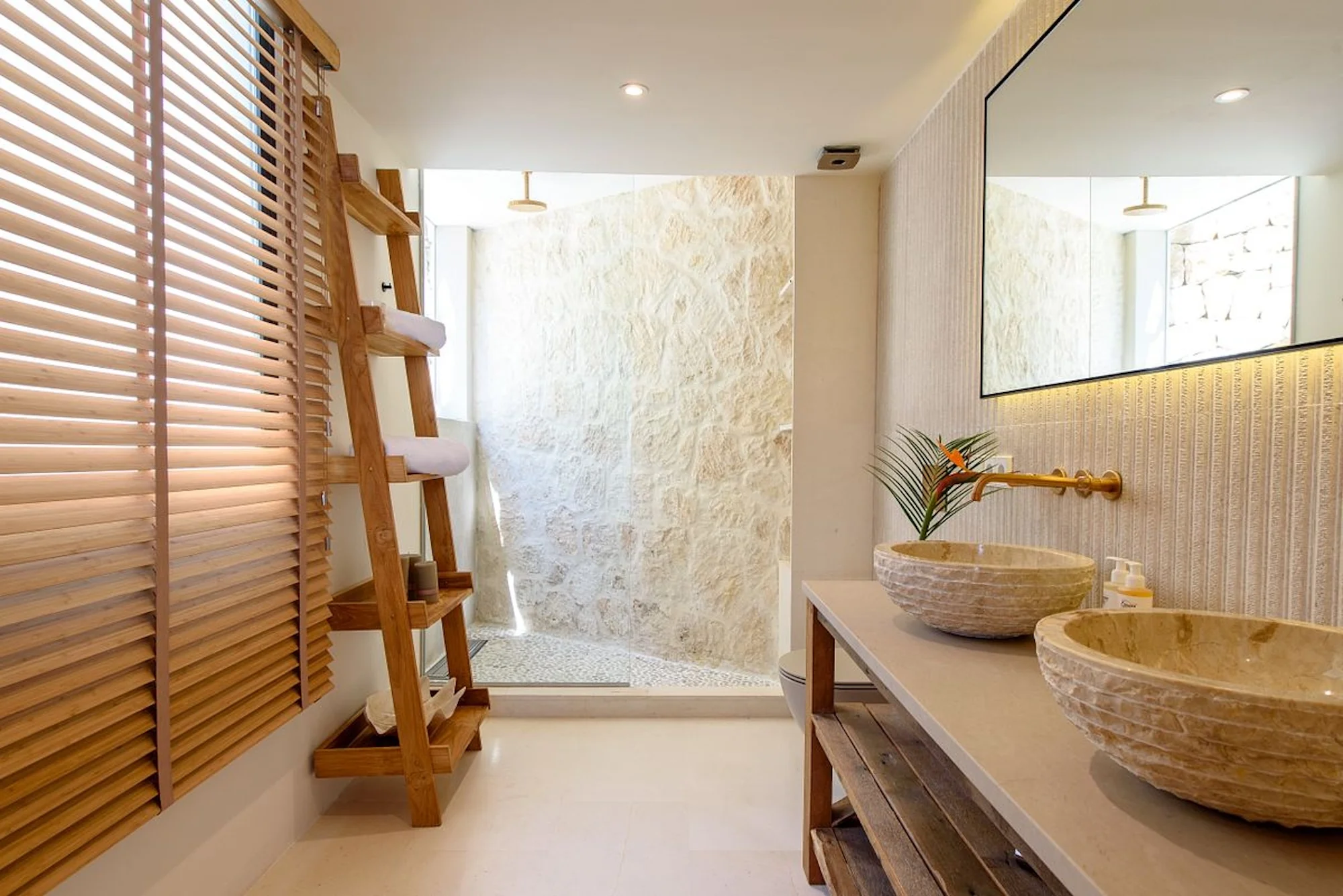 Ensuite bathroom with walk-in shower and Mediterranean materials