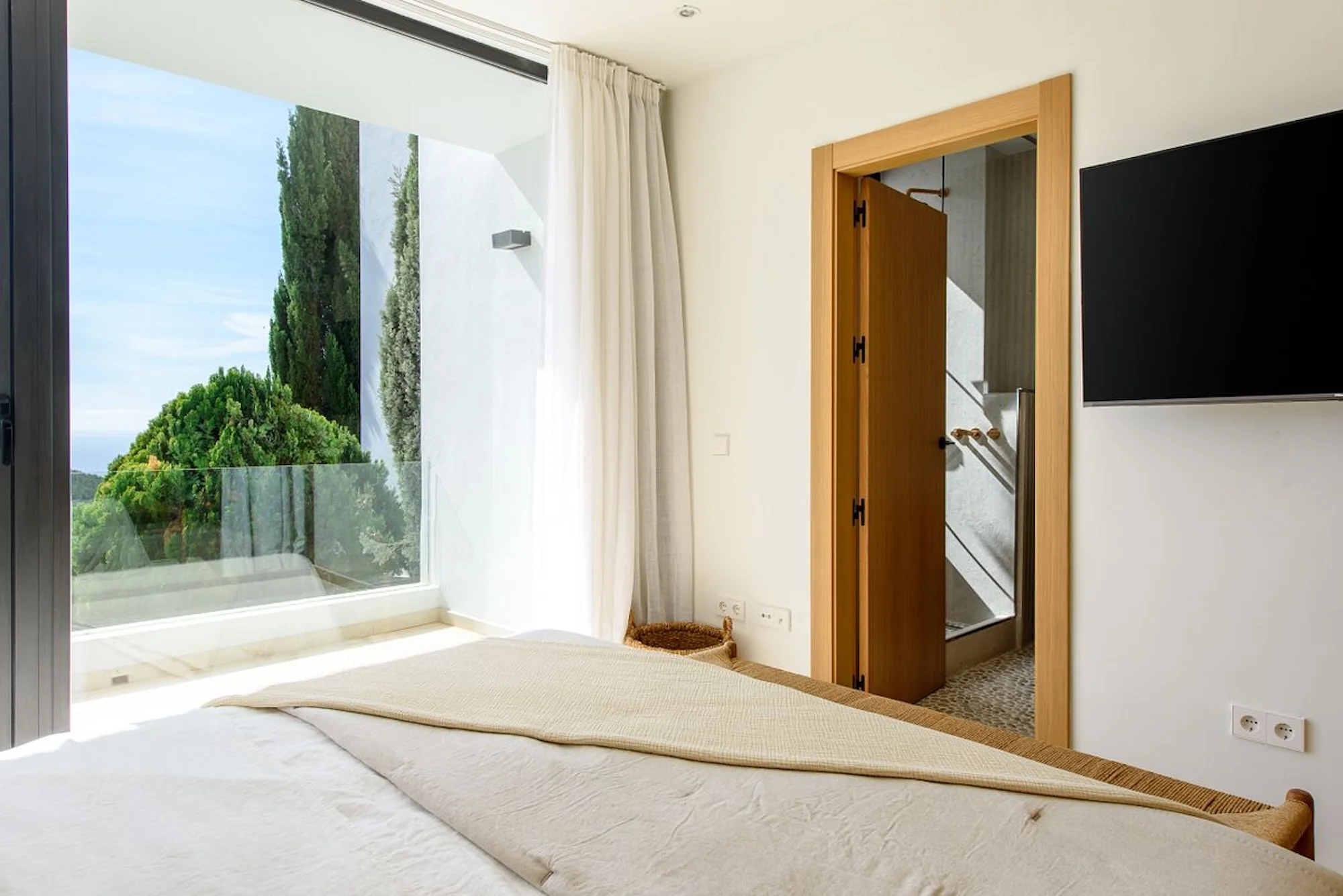 Can Cypress, Roca Llisa