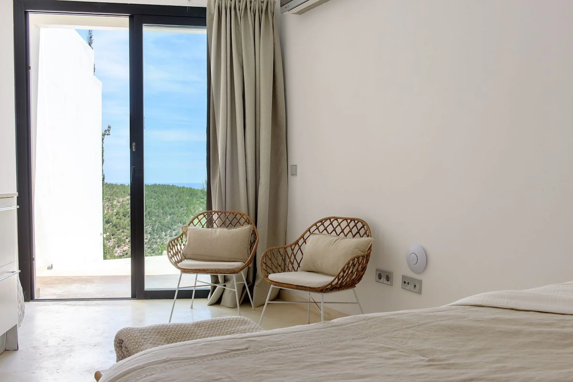 Neutral-toned interior design that blends elegance and simplicity