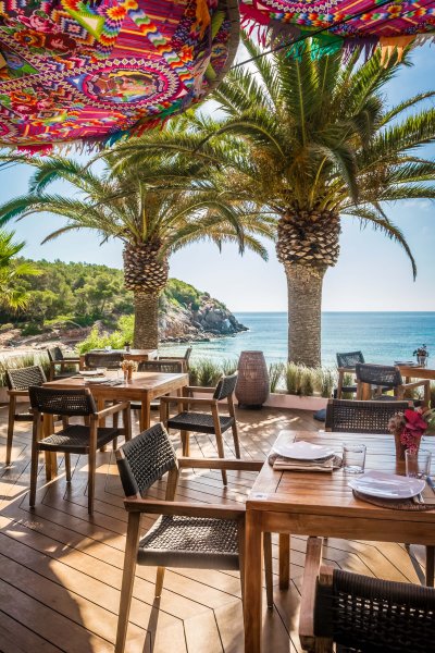Ibiza's Culinary Delights: From Fine Dining to Beachside Feasts 7 Ayianna Beach restaurant, Cala Nova. Vegan and free gluten options.