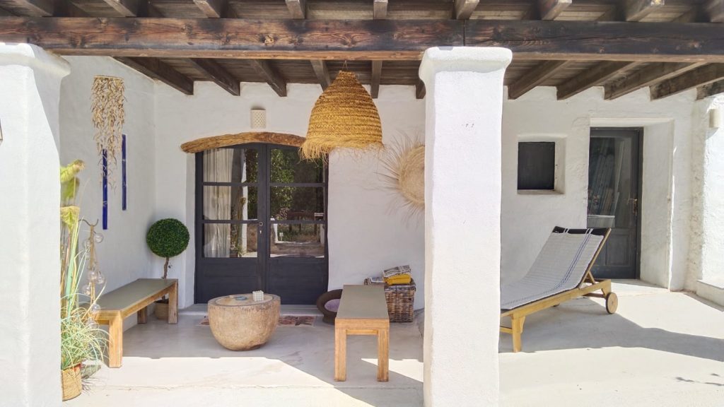 Nestled in the picturesque countryside of Benimussa, this charming
200-year-old Finca Payesa offers a perfect blend of traditional Ibizan
architecture and modern luxury.