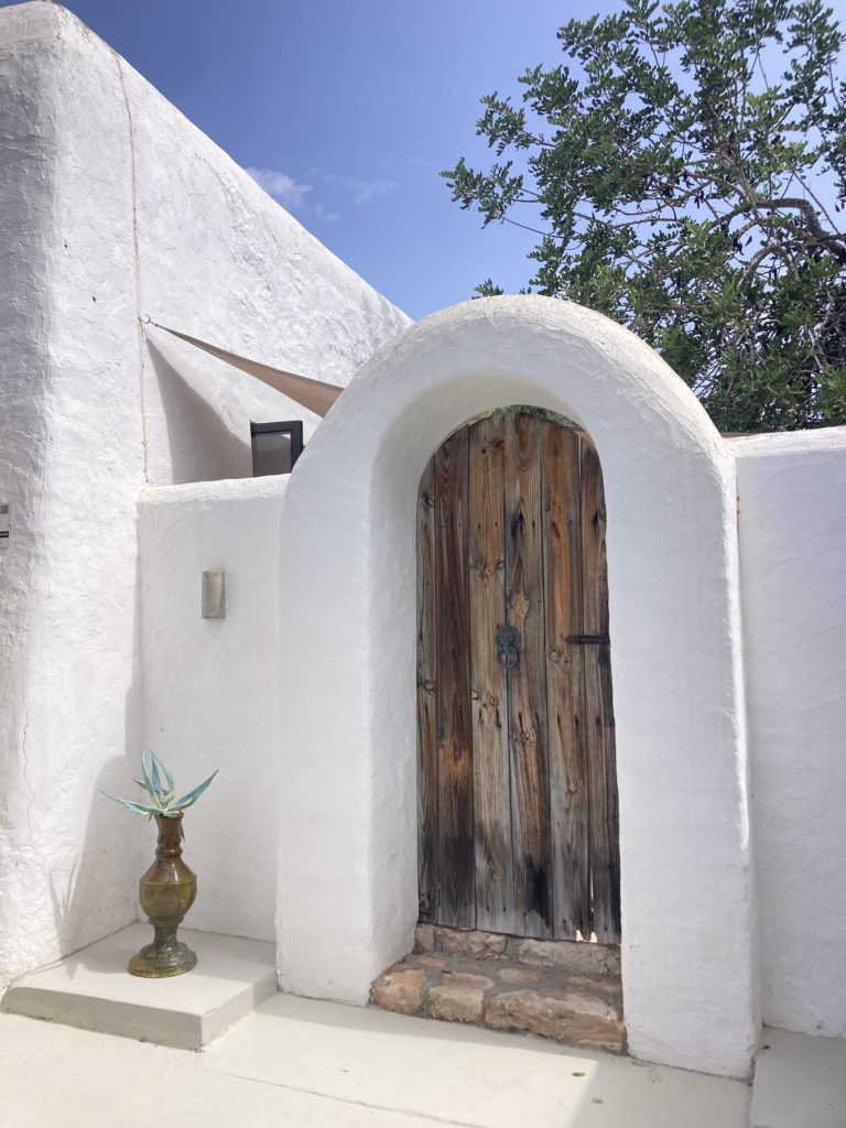 et on a vast 30,000m2 plot of rustic
land, the property boasts beautiful views of the surrounding countryside
and, in the distance, the bay of San Antonio with its stunning sunsets.