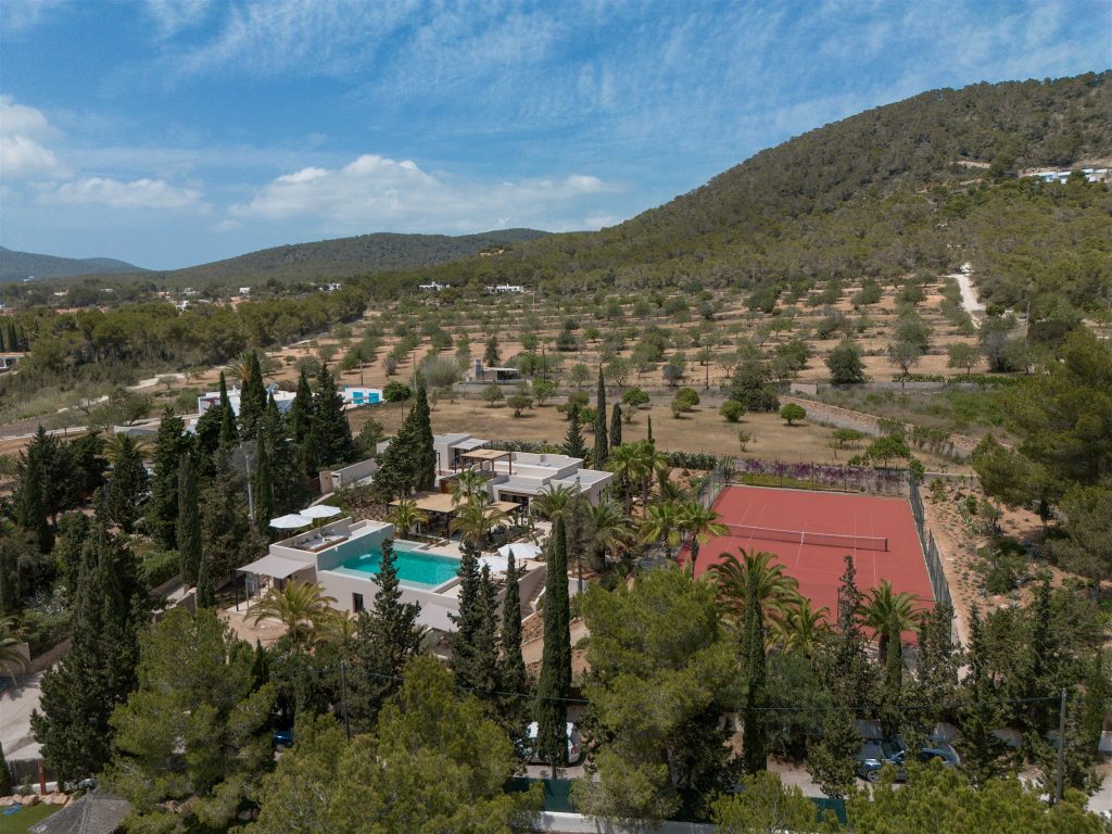 This exceptional property features a private tennis court, expansive outdoor facilities, and a fully equipped kitchen perfect for entertaining.