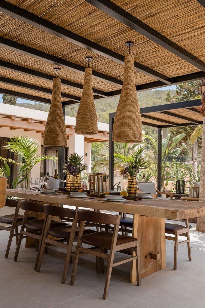 Enjoy the spacious alfresco dining area and relax under the covered terrace, complete with a cooling fan, ideal for Ibiza’s sunny days. A true haven of comfort and style, just moments from the island’s most iconic beaches.